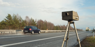 Un autovelox posto sul lato della strada
