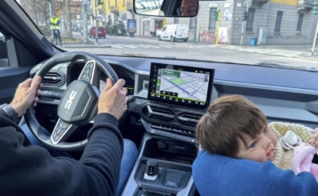 Bimbi in auto: troppi errori e pochi controlli, test a Milano e Roma