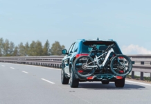 Carga en un turismo: cuánto puede sobresalir y cómo señalizarla para ir legal