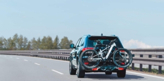 Carga en un turismo: cuánto puede sobresalir y cómo señalizarla para ir legal