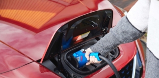 Cargar un coche eléctrico: cuánto cuesta según dónde cargues y cómo ahorrar sin complicarte
