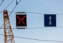 Carril reversible: qué es, cómo circular por él y las señales que no puedes ignorar