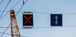 Carril reversible: qué es, cómo circular por él y las señales que no puedes ignorar