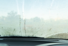 Desempañar los cristales del coche: cómo hacerlo fácil y rápido (y el error que lo empeora)