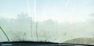 Desempañar los cristales del coche: cómo hacerlo fácil y rápido (y el error que lo empeora)