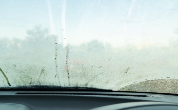 Desempañar los cristales del coche: cómo hacerlo fácil y rápido (y el error que lo empeora)