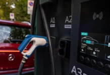 Mercedes-EQB-laedt-1