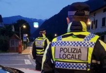 Donna guida veicolo sotto sequestro senza patente né RcAuto, multe pesanti