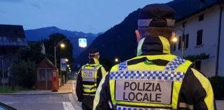 Donna guida veicolo sotto sequestro senza patente né RcAuto, multe pesanti