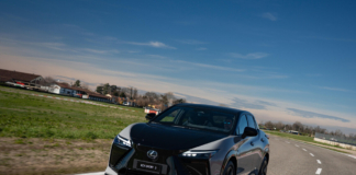 Lexus RZ, nuova esperienza di guida a bordo del suv elettrico