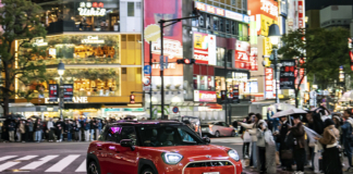 Mini Aceman SE 100% elettrica non teme le difficoltà della guida a Tokyo