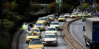Tassisti greci in sciopero contro misure per passare ai modelli elettrici