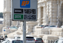 La benzina self torna sopra 1,8 euro al litro. Meloni, pronti ad aumentare tasse a chi specula sui carburanti