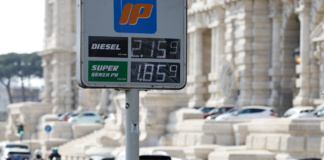 La benzina self torna sopra 1,8 euro al litro. Meloni, pronti ad aumentare tasse a chi specula sui carburanti