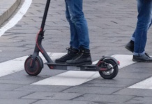 A 60 km/h sul monopattino truccato per le vie di Pontedera A 60 km/h sul monopattino truccato per le vie di Pontedera