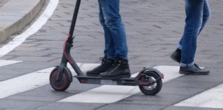 A 60 km/h sul monopattino truccato per le vie di Pontedera