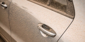 Ahora que ha parado de llover barro: Aquí tienes 5 trucos para no cargarte la pintura ni el barniz del coche