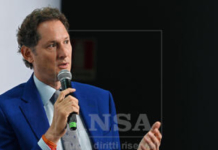 Assemblea Stellantis rinnoverà le cariche di Elkann e Peugeot