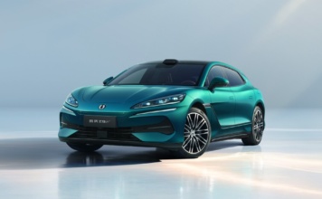 BYD, Denza Z9 GT'nin "dünyanın en uzun menzilli saf EV'si" olduğunu iddia ediyor
