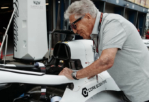 Mario Andretti osserva la sua Cadillac a Melbourne