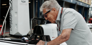 Mario Andretti osserva la sua Cadillac a Melbourne