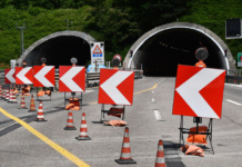 Cantieri mal segnalati, auto costrette a manovre azzardate all'ingresso dell'A26