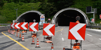 Cantieri mal segnalati, auto costrette a manovre azzardate all'ingresso dell'A26