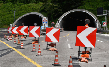 Cantieri mal segnalati, auto costrette a manovre azzardate all'ingresso dell'A26