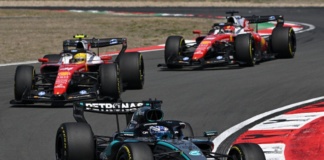 F1 GP Cina 2026, Shanghai: George Russell (Mercedes AMG F1), davanti a Lewis Hamilton e Charles Leclerc (Scuderia Ferrari) - Foto: Getty Images