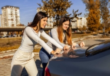 Coche sin batería: cómo arrancar un coche que se ha quedado sin batería y qué revisar después