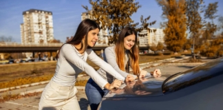 Coche sin batería: cómo arrancar un coche que se ha quedado sin batería y qué revisar después