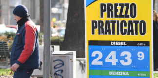 Codacons, agire subito su accise mobile, gasolio tocca massimi di 2,6 euro