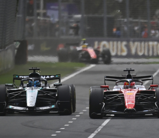 Leclerc (Ferrari) e Russell (Mercedes)