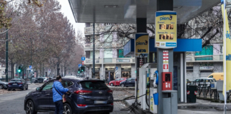 Crescono ancora prezzi carburanti, benzina self a 1,693 euro al litro, diesel a 1,753