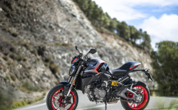 Ducati Monster con nuova Sport Livery, debutto a Roma alla premiere del film "Idoli"