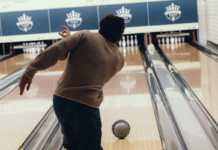 Charles Leclerc gioca al bowling in Giappone