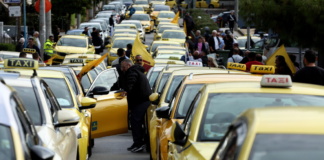 Grecia, tassisti in sciopero contro una misura che promuove veicoli elettrici