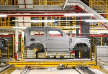 Jaguar Land Rover alarmı: yeni üretim duruşu JLR produzione