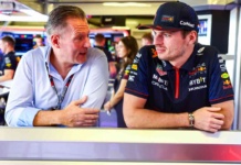 Jos Verstappen: “Max’in motivasyonunu kaybetmesinden korkuyorum. Onu eleştirenler görünürlük arıyor” Max Verstappen parla con pap Jos al box della Red Bull