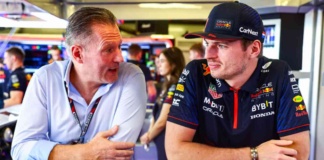 Max Verstappen parla con pap Jos al box della Red Bull