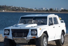 Lamborghini, una delle 60 LM002 per gli USA va all'asta