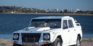 Lamborghini, una delle 60 LM002 per gli USA va all'asta