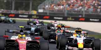 Hamilton (Ferrari) e Lindblad (Racing Bulls)