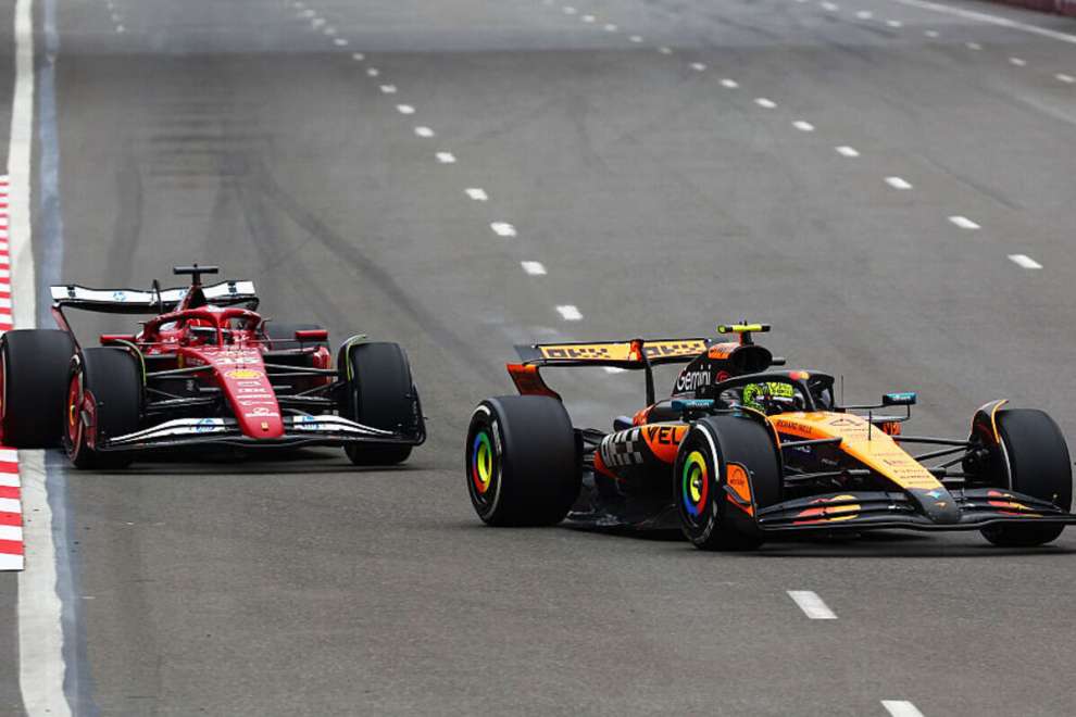 F1 GP Azerbaijan 2025, Baku: Lando Norris (McLaren F1 Team) and Charles Leclerc (Scuderia Ferrari) - Photo: Getty Images