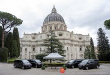 Mercedes, Vatikan’a beş elektrikli minibüs Mercedes Vaticano
