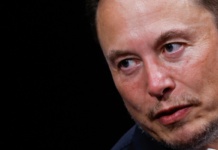 Musk dolandırıcılıkla suçlandı ancak Tesla’nın bununla hiçbir ilgisi yok Il CEO di Tesla Elon Musk che osserva