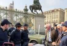 Polizia di Stato in piazza a Torino con il truck 'Una vita da social'