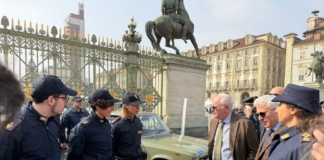 Polizia di Stato in piazza a Torino con il truck 'Una vita da social'