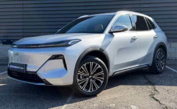 Promete un precio ajustado, mucho espacio y un interior premium: conocemos el último SUV híbrido enchufable chino de llegada inminente a España