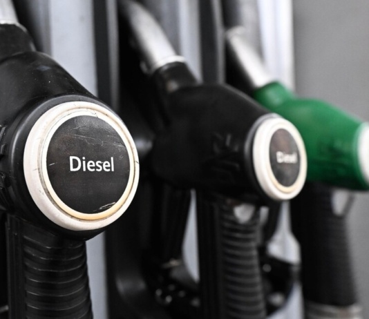 Protesta di Codacons e Unc: 'Si riduce l'effetto sconto sulle accise, salgono i prezzi dei carburanti'